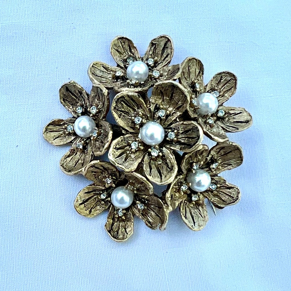 Elegant De Nicola Retro Floral Pearl Brooch